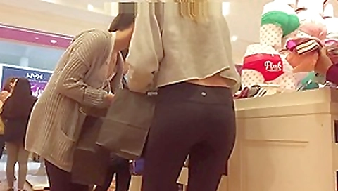 Candid teen 18+ great ass black leggings shopping