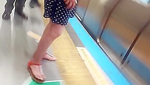 college girl sexy legs hot feets pedicured toes shorts
