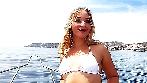Chloé, 18, lets herself be guided by Pam...