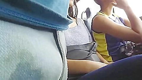 Garota Manja Pau Duro e Gozado na Calca no Busao